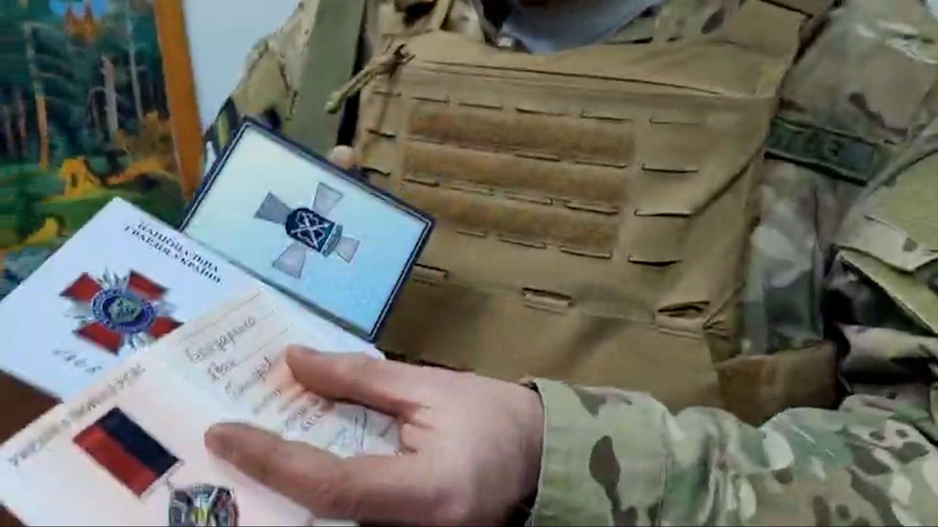 Депутат Виталий Милонов показал западное оружие и заверил, что нацистам оно не поможет Депутат Виталий Милонов показал западное оружие и заверил, что нацистам оно не поможет Видео,ФАН-ТВ