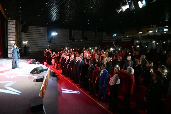 Зал поднялся как один, когда зазвучали первые аккорды песни Вставай же, солдат