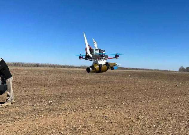 Зачем украинцы распиливают кассетные снаряды и достают их содержимое для снаряжения дронов Зачем украинцы распиливают кассетные снаряды и достают их содержимое для снаряжения дронов оружие