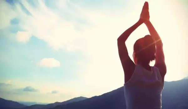 йога для баланса крестцовой чакры