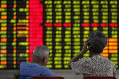 Investors sit in front of an electronic board showing stock information at a brokerage house in Shanghai June 25, 2013. China shares pared hefty losses after earlier testing 4-1/2-year lows on Tuesday ahead of a press conference in Shanghai at which traders hope the Chinese central bank and authorities will address recent market turmoil. REUTERS/Aly Song (CHINA - Tags: BUSINESS)