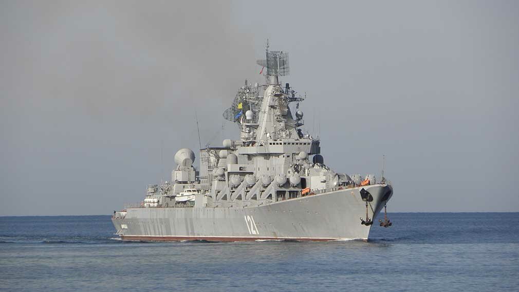 Российский ракетный крейсер «Москва» заблокировал корабли ВМС Украины к западу от Крыма