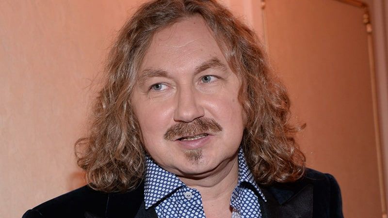 Композитор Игорь Николаев представил девушку на фото после слухов о разводе