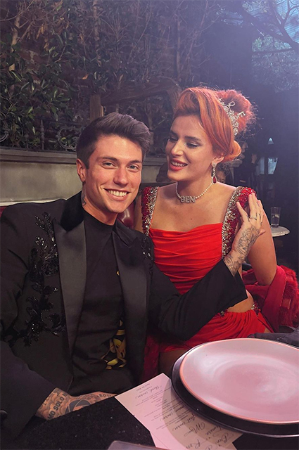 Два красных платья и огромный торт: Белла Торн и Бенджамин Масколо отметили помолвку Два красных платья и огромный торт: Белла Торн и Бенджамин Масколо отметили помолвку Звездные пары