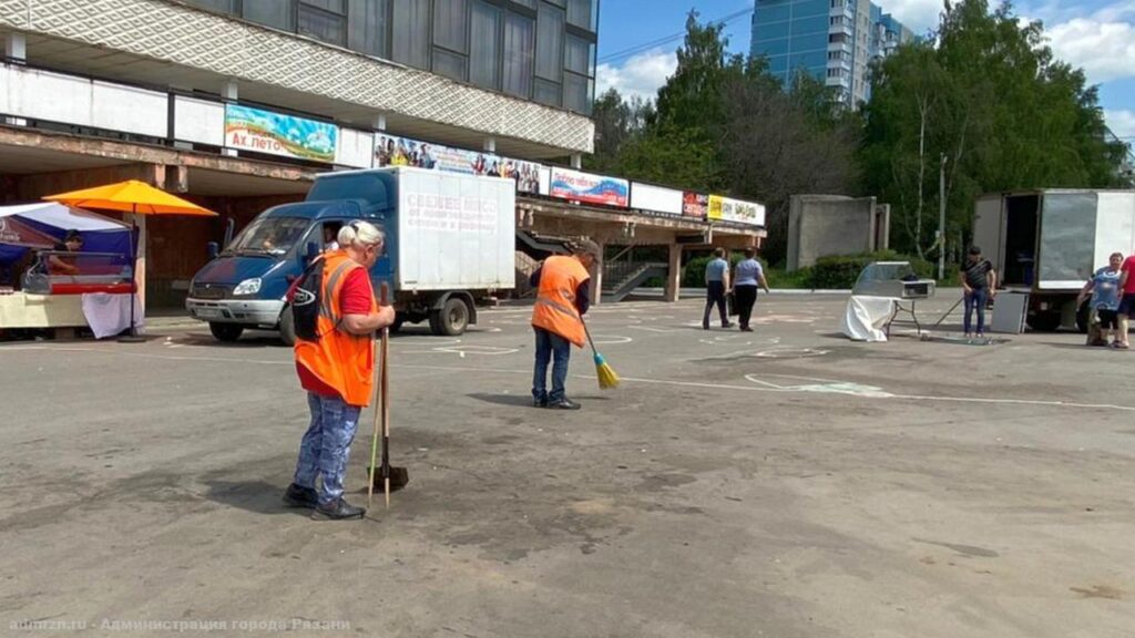 В Рязани провели санитарную уборку мест, где проходят ярмарки выходного дня