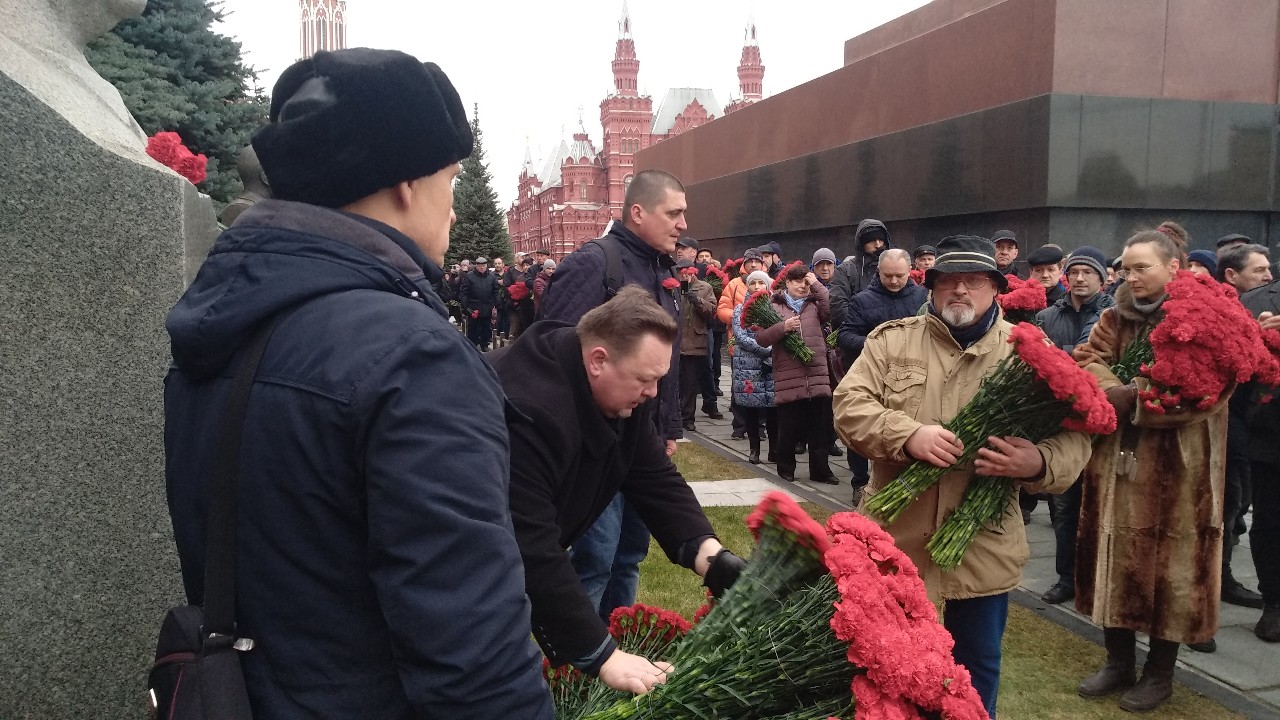 14 000 алых гвоздик для товарища Сталина видит, страшные, кормит, спросит, товарища, строгий, стоит, одиноко, запертых, Спасских, ворот, жестоко, наследников, отчетЕго, шпионИ, живого, мертвого, Видали, буквально, вчера