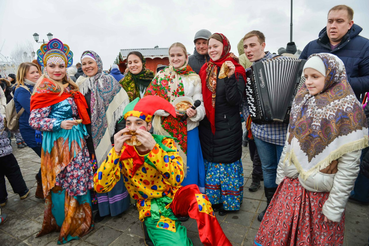 Какого числа в 2024 году начинается масленица. Масленица в 2018 году. Народные гулянья на Пасху в Москве. Масленичные гуляния Казань Кремль. Какого числа Масленица.