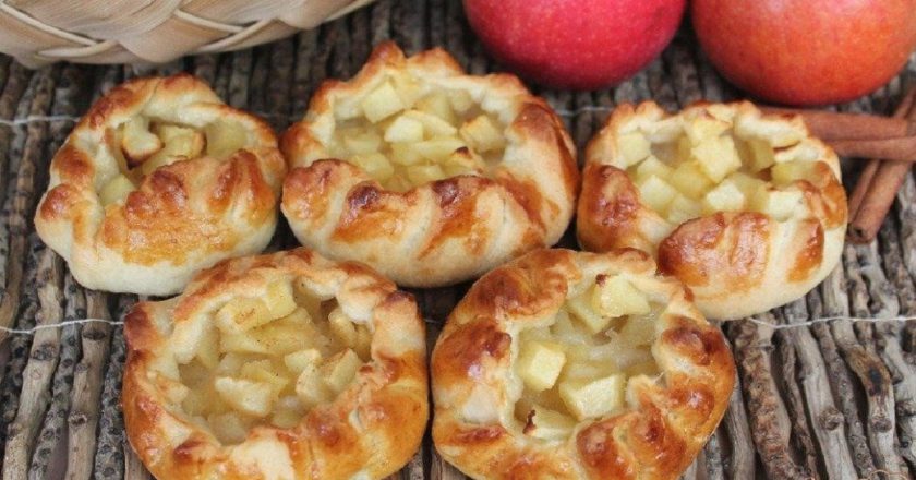 Открытые пирожки с яблоками: простой рецепт вкусной выпечки