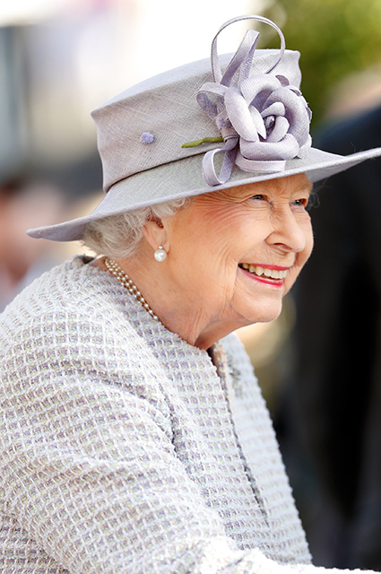 Королева Елизавета отказалась от натурального меха Монархии