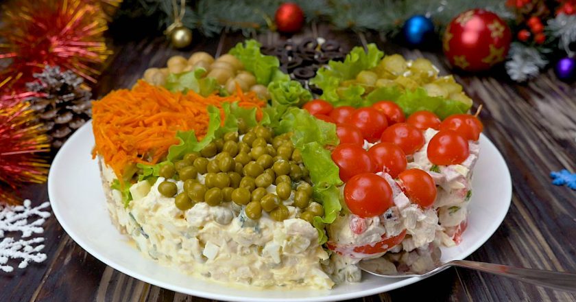 Праздничный салат «Ассорти»: топовые закуски с курицей на одном блюде