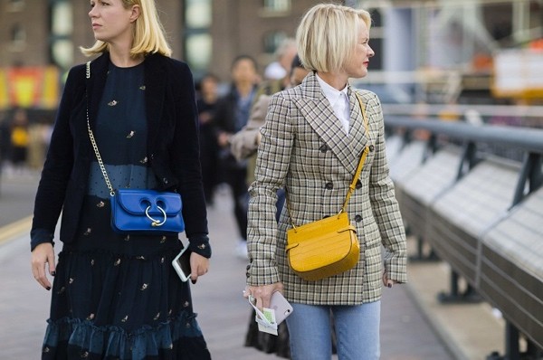 Как носить сумку через плечо аксессуары,мода и красота,модные тенденции,одежда и аксессуары