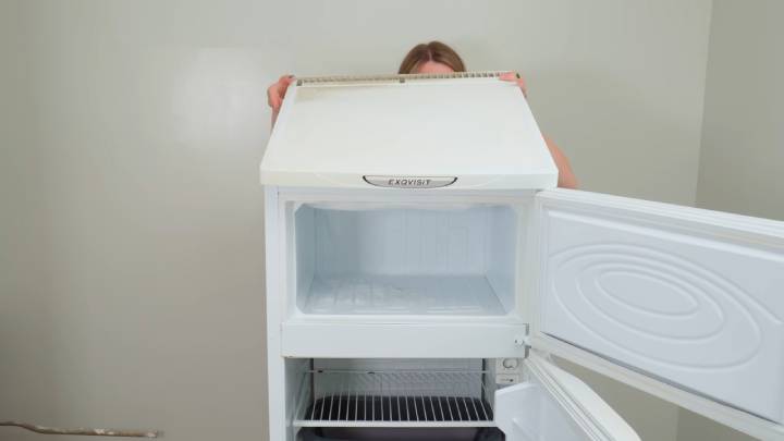 Преобразите старый, пожелтевший холодильник в совершенно новый. Нужна только краска и плёнка холодильник, части, внешний, холодильника, просто, очень, нанесите, затрудненийПодробнее, плёнкой, видео, аэрозольнуюСледующим, слоев, краску, Последний, боковые, смотрите, заклейте, автомобильной, желаемого, особых