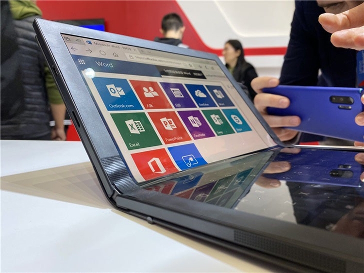 Фото дня: ноутбук Lenovo ThinkPad X1 с гибким экраном на «живых» снимках Lenovo, гибкий, компьютер, отмечают, ThinkPad, World, ноутбук, источники, граммовСетевые, приблизительно, составляет, динамиками, стереофоническими, мероприятии, TypeC, двумя, оборудован, управления Портативный, сенсорного, поддержка