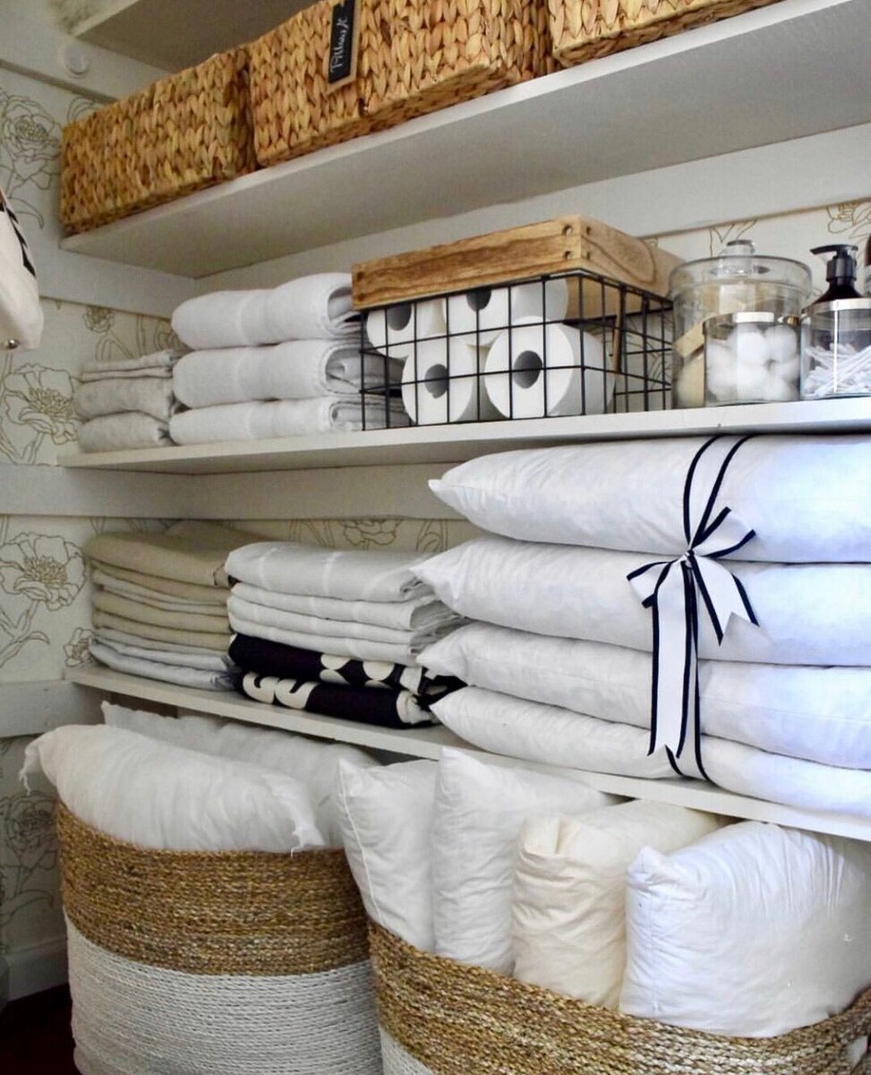 Хранение одеял и подушек в гардеробной