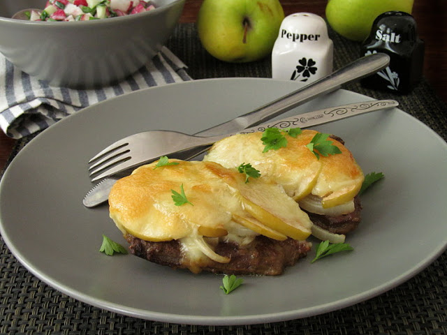 Говяжья печень с яблоками и моцареллой