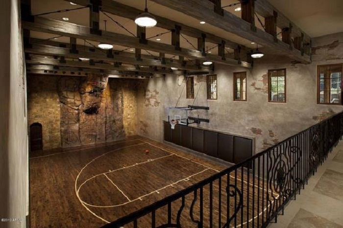 Нестандартное решение для оформления баскетбольной площадки дома, что привнесет особенного настроения в интерьер.
