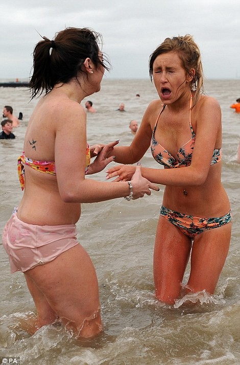 Эмоциональные новогодние купания 