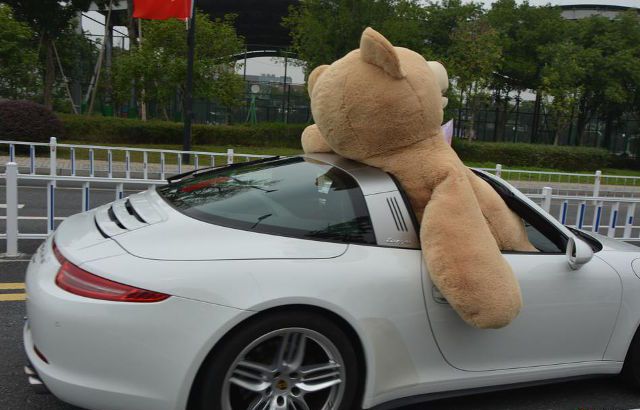 Китайский мажор на Porsche решил подарить девушке плюшевого мишку