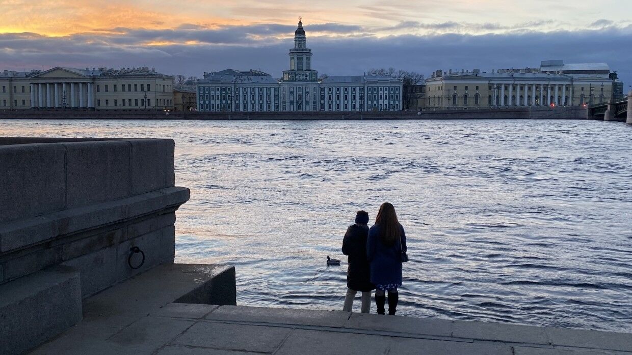 Петербург тепло. Прощай Васильевский остров. Погода в Петербурге. Море в Питере. Унылые петербуржцы на набережной Невы.