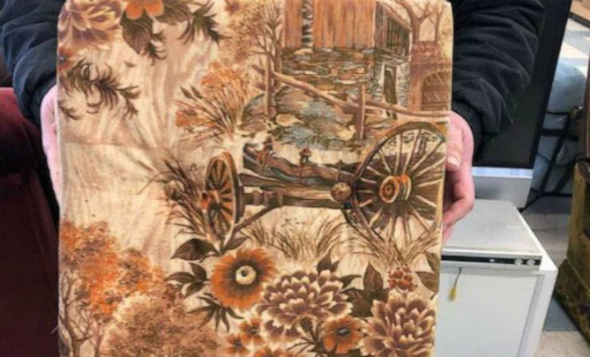 Мужчина купил на распродаже диван, но спать на нем не смог. Он его разобрал и нашел тайник с деньгами Культура