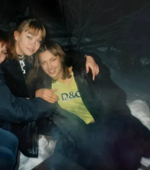 Мода нулевых и советский интерьер: Ирина Шейк поделилась своими подростковыми фото из России ШейкИрина, Ирина, сестройИрина, Челябинской, сестрой, начала, городе, Еманжелинске, Vogue, БразилияИрина, D&039AlbaИрина, ШейкШейк, живёт, НьюЙорке, вместе, восьмилетней, дочерью, которую, родила, BazaarИрина