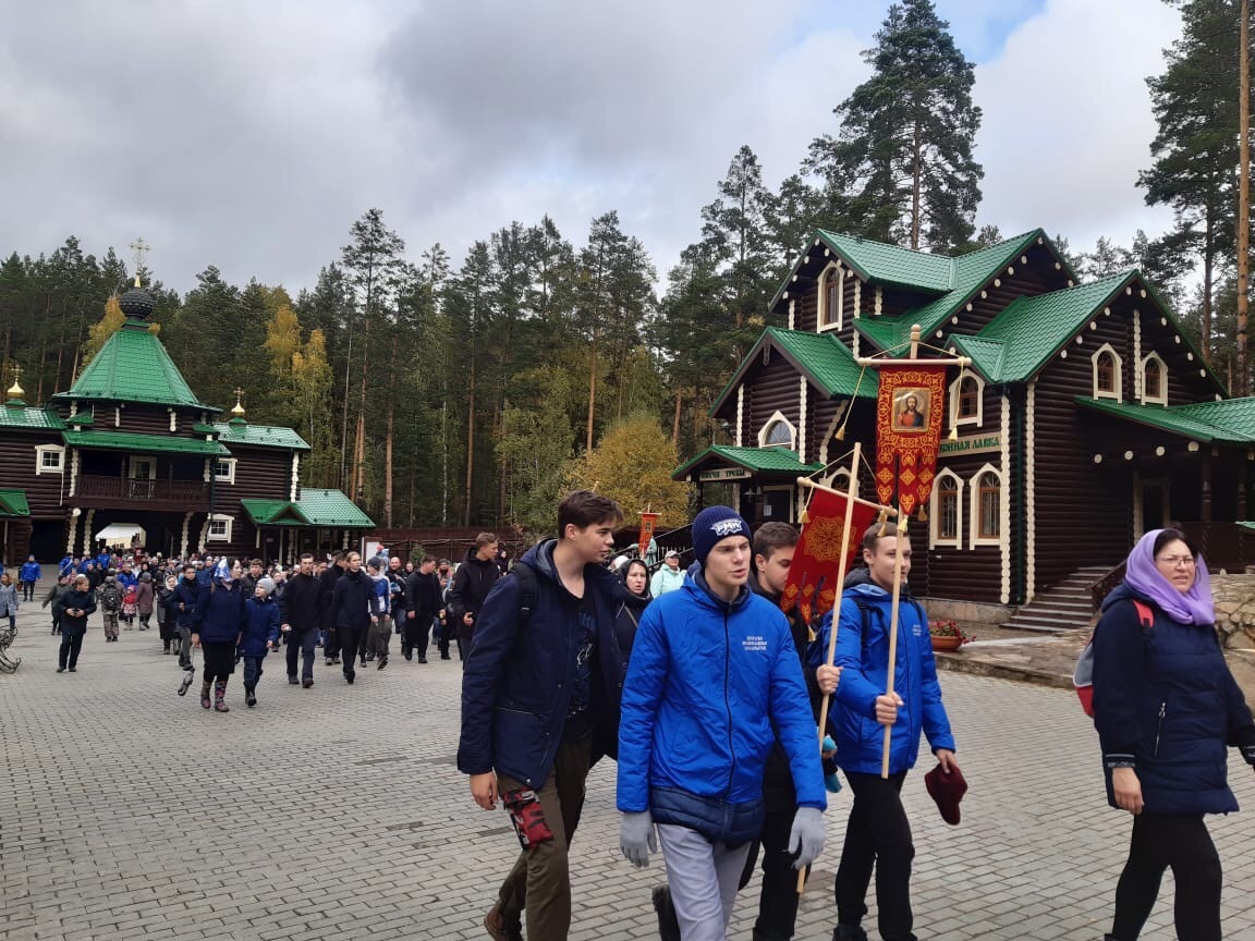 Молились за хорошие оценки: в Екатеринбурге на крестный ход вышли дети дети,ЕКБ,крестный ход,общество,россияне,РПЦ