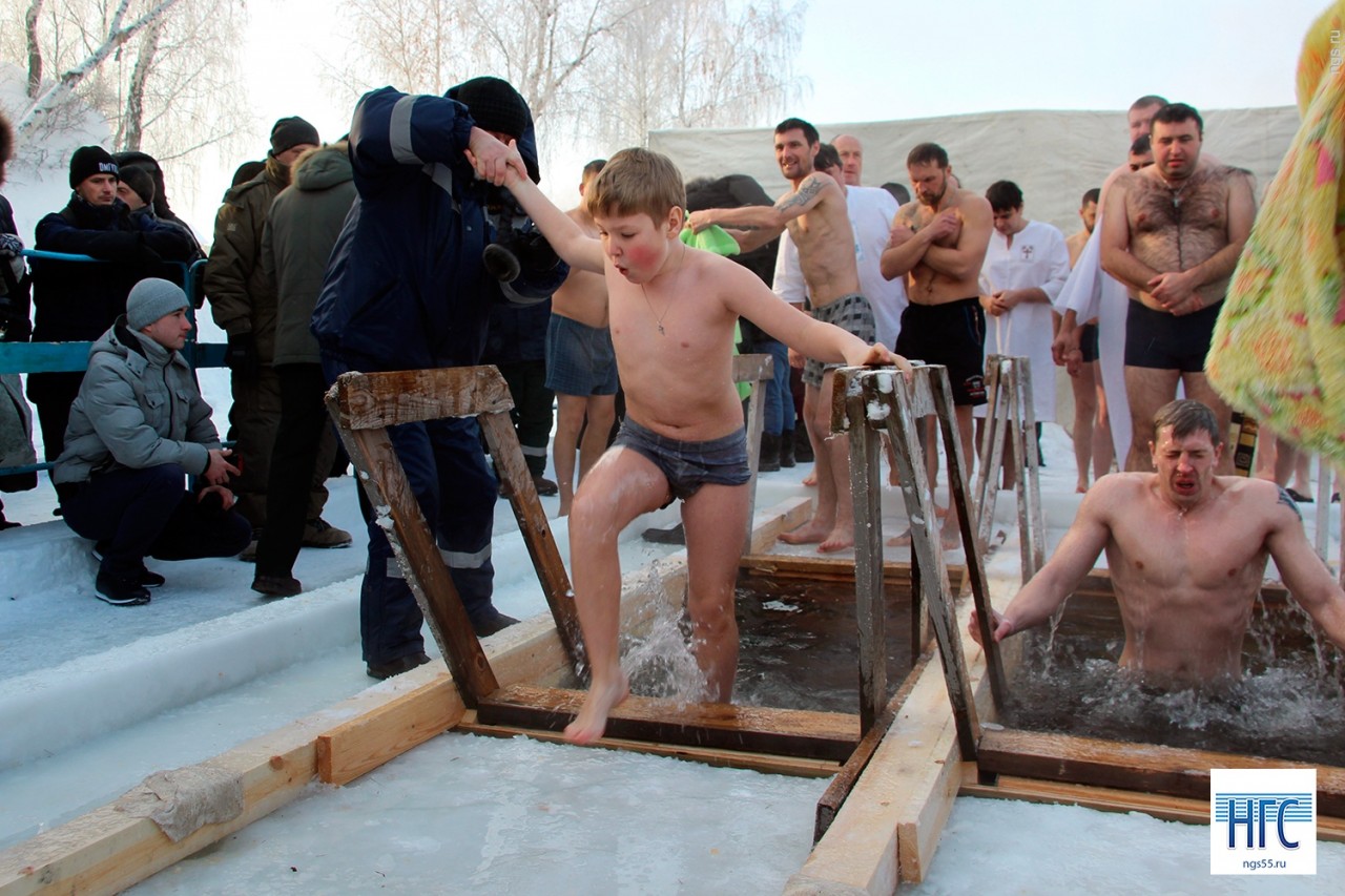 Люди купаются в проруби. Крещение прорубь. Купель. Окунание детей в прорубь. Дети в проруби на крещение.