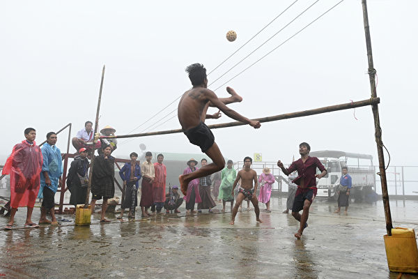 Подростки играют в Мьянме