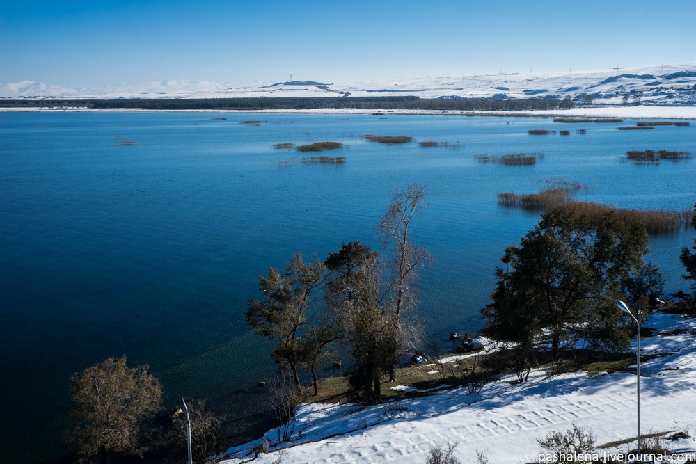 Глубина озера севан. Озеро Севан. Река Севан Армения. Вода озеро Севан Армения. Запрудные озера Севан.