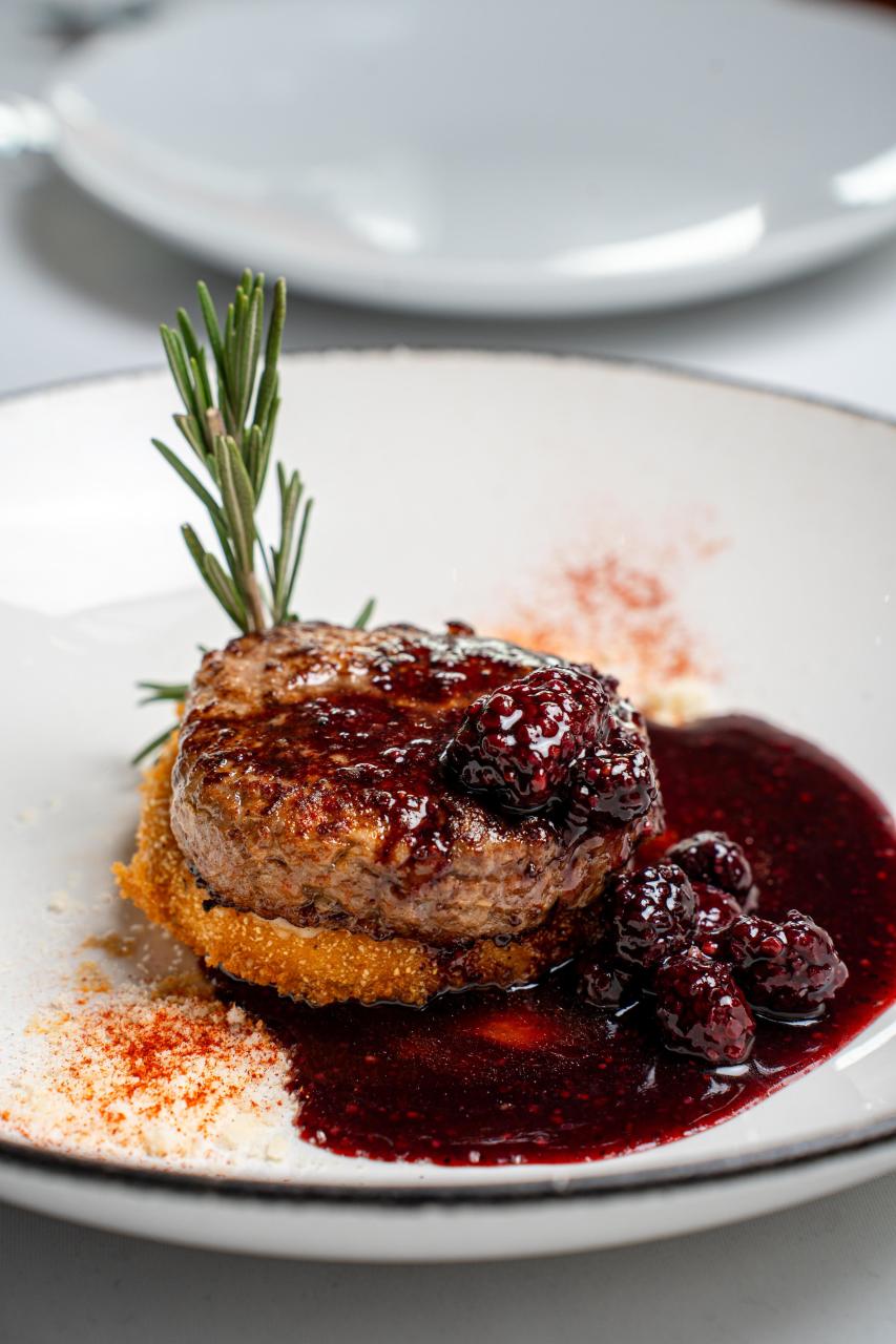 Бургер с лососем и банановое какао: что попробовать в ресторанах Москвы в апреле 2026 апреля, «Рыба, соусом, блюда, вошли, формат, космическим, ресторан, растительном, группы, молоке, актрисами, появились, Stars, Alaska, «Честная, ресторанах, меню —, позиций, заказе