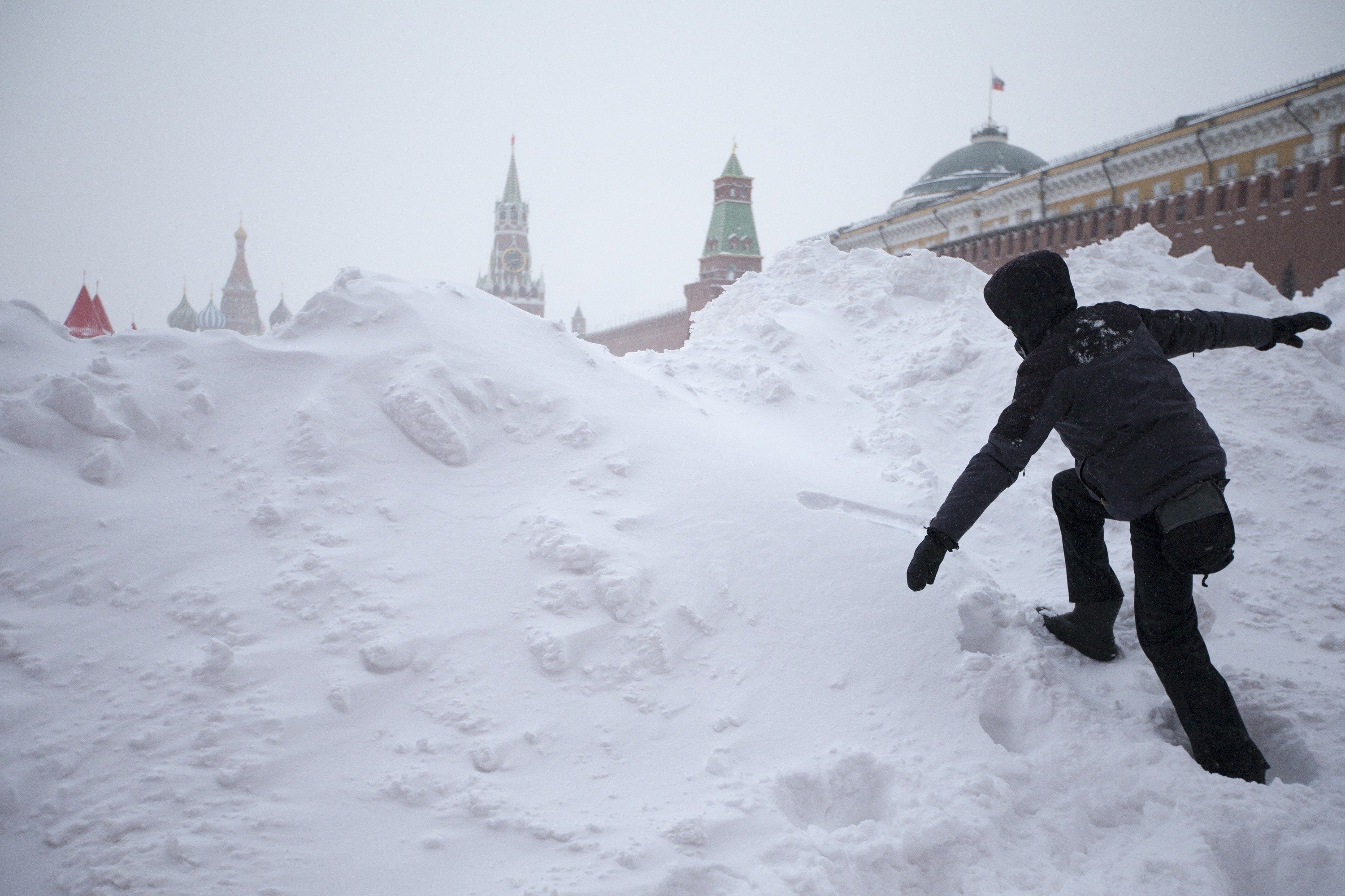 Снег бывает сильный. Сугробы в Москве 2021. Сугробы в Москве. Снег в Москве. Огромные сугробы в Москве.