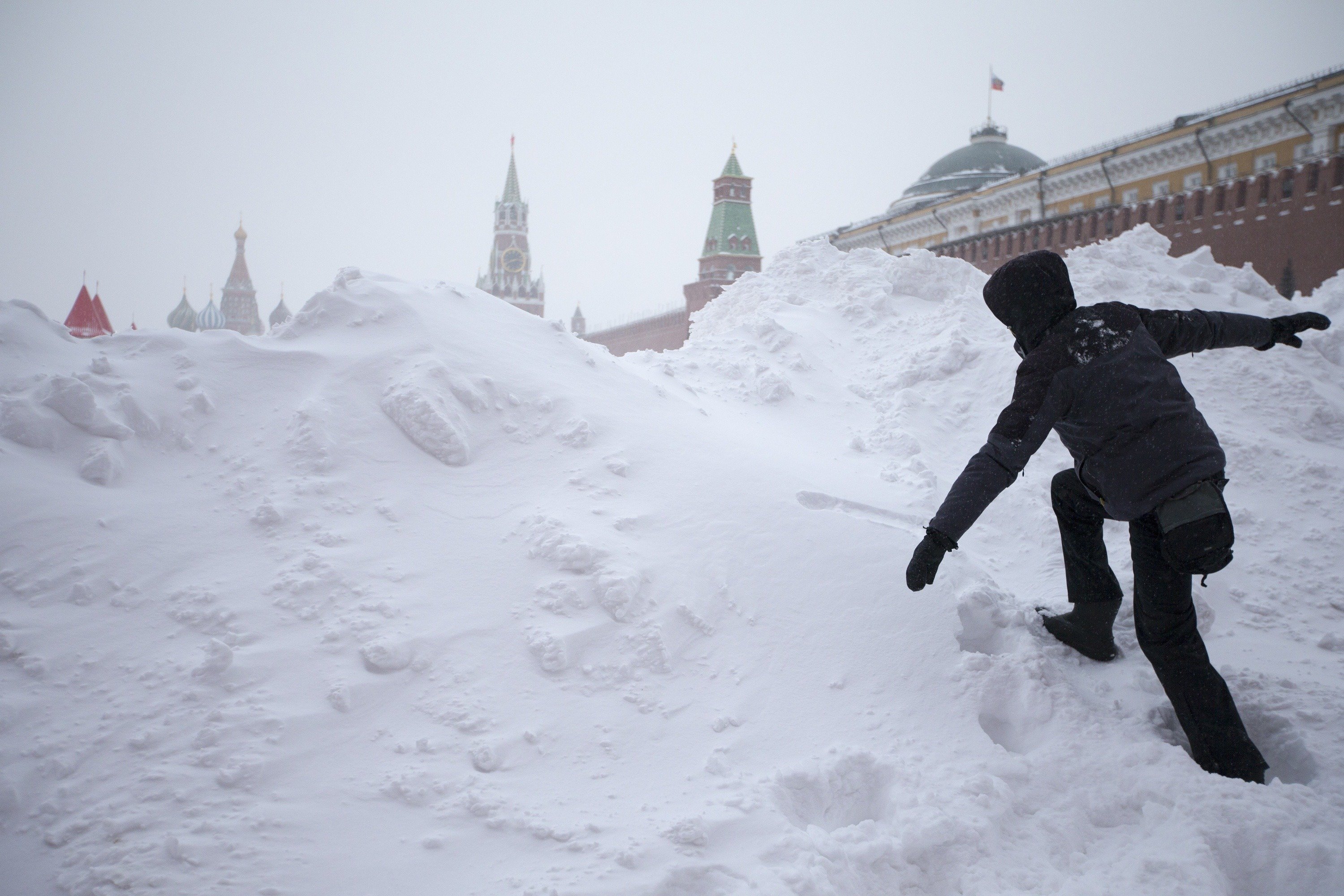 Когда будет снег в москве. Сугробы в Москве 2021. Сугробы в Москве. Снег в Москве. Много снега в Москве.