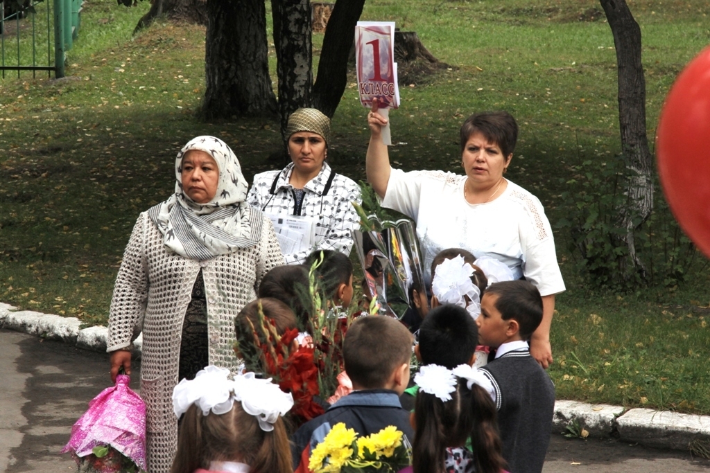 Русских детей не могут пристроить в школы. Политики вступились за мигрантов россия