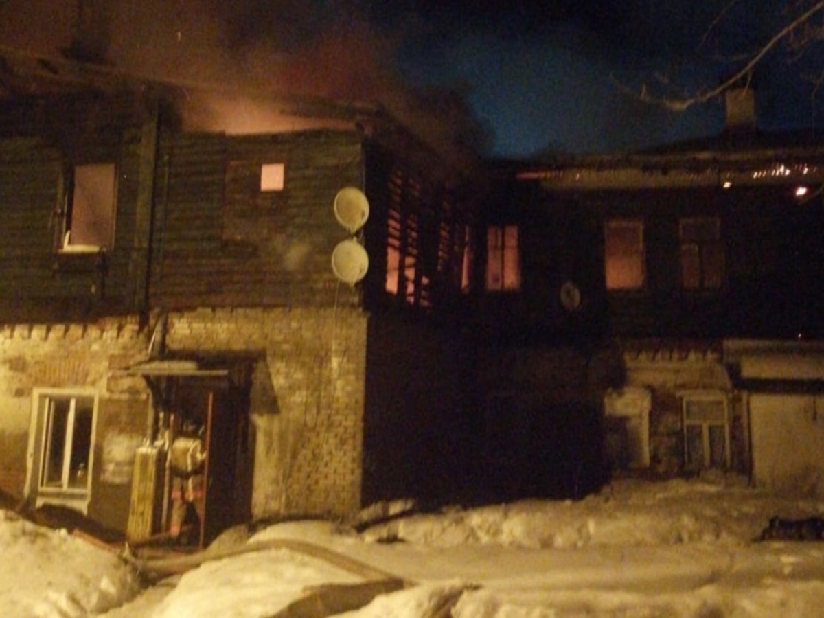 В Киржаче ликвидируют крупный пожар в многоквартирном жилом доме