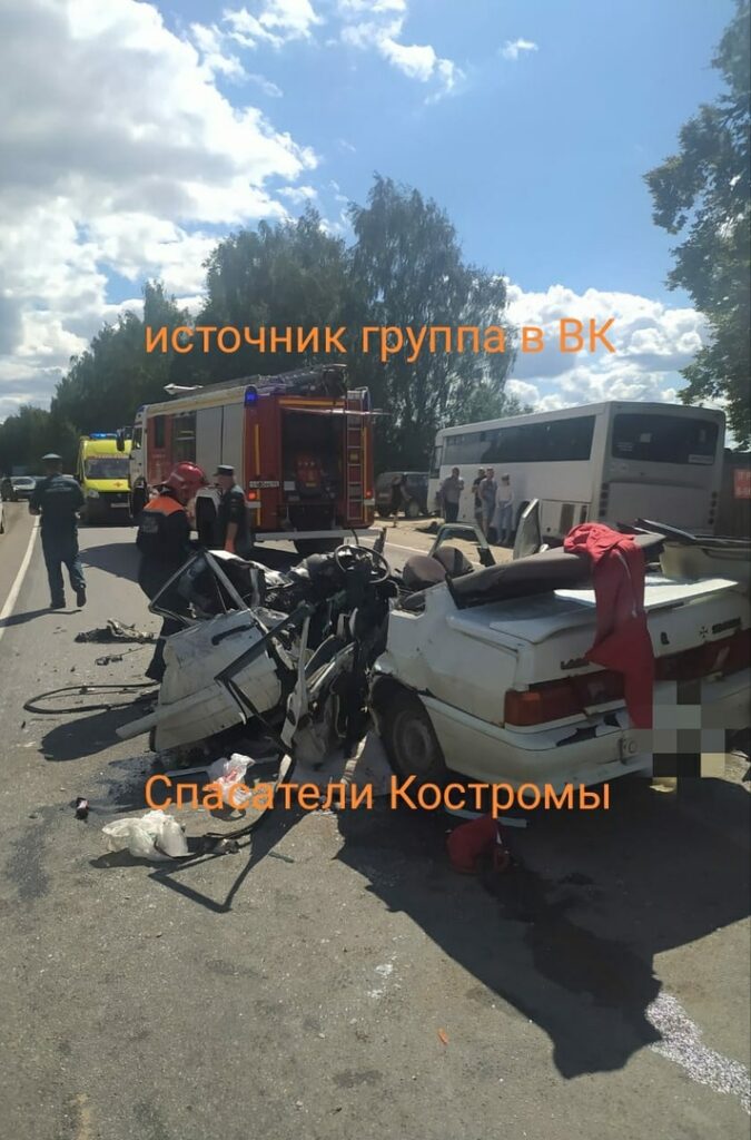 В аварии под Костромой погиб водитель, пострадали женщина с ребенком