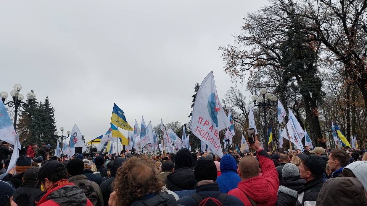 Украинские противники вакцинации перекрыли центр Киева и митинговали под окнами СБУ Общество