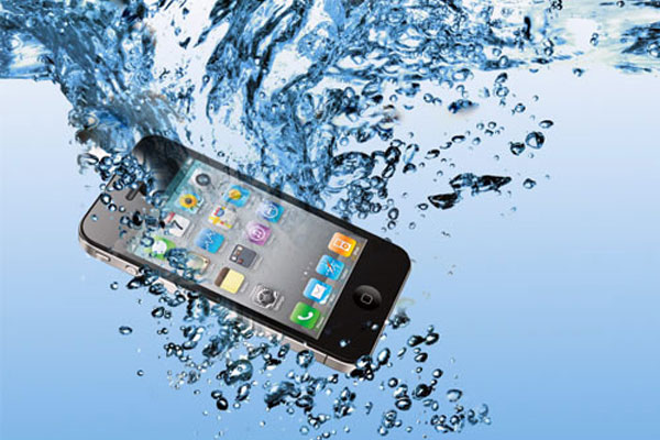 Картинки по запросу Что делать, если телефон упал в воду?