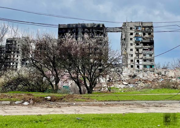 Разрушенные дома в Мариуполе