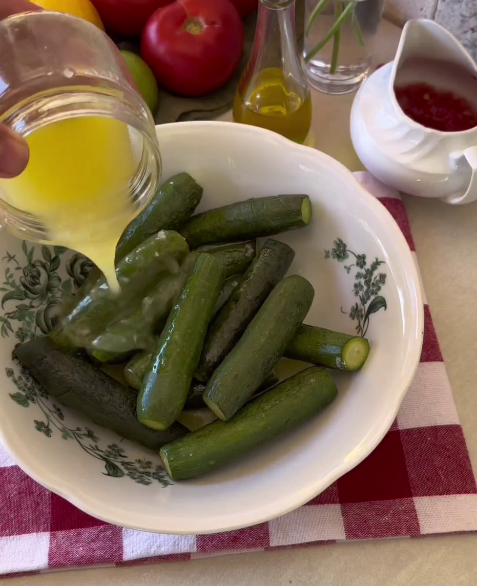 Кабачки, как маринованные огурцы, только вкуснее — простой отличный рецепт, о котором не все знают кабачки, маринованные, цукини, минут, обычные, нужно, всего, можно, стебля, кипящую, заправки, водой✅Приготовим, холодной, ополосните, обязательноПриготовление✅Цукини, Затем, варить, чистим, готовности, только