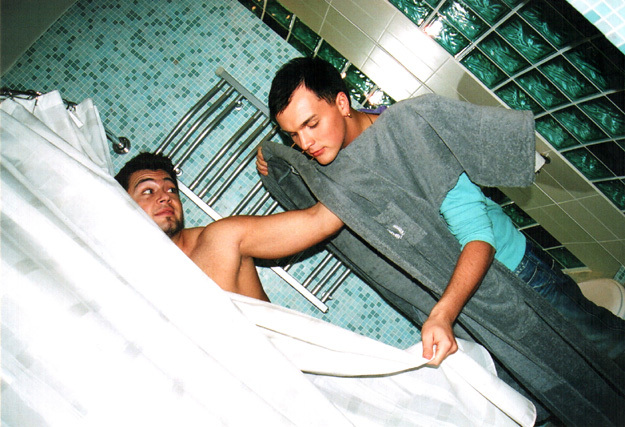 Когда Алексей ЧУМАКОВ и Александр ПАНАЙОТОВ переехали в съёмную «трёшку», первым делом они опробовали душ