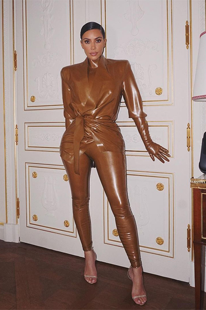 Ким Кардашьян признали иконой моды — вот 10 образов, которые доказывают, что это справедливо Звездный стиль