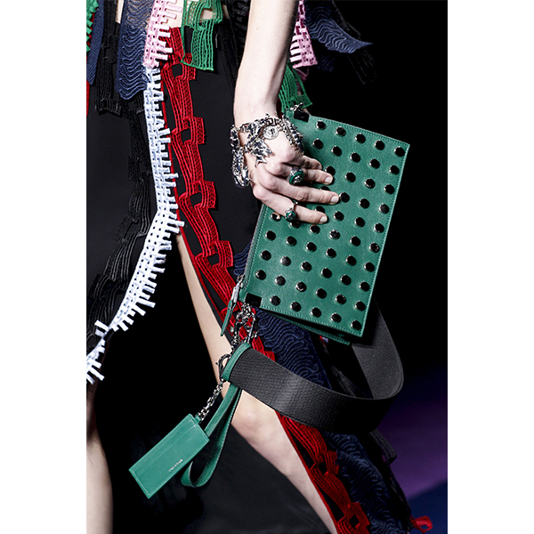 Versace весна лето 2017 Неделя моды в Милане: 7 микротрендов в украшениях
