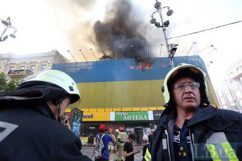 В центре Киева сгорело историческое здание: Кличко сравнивают с фашистским гауляйтером