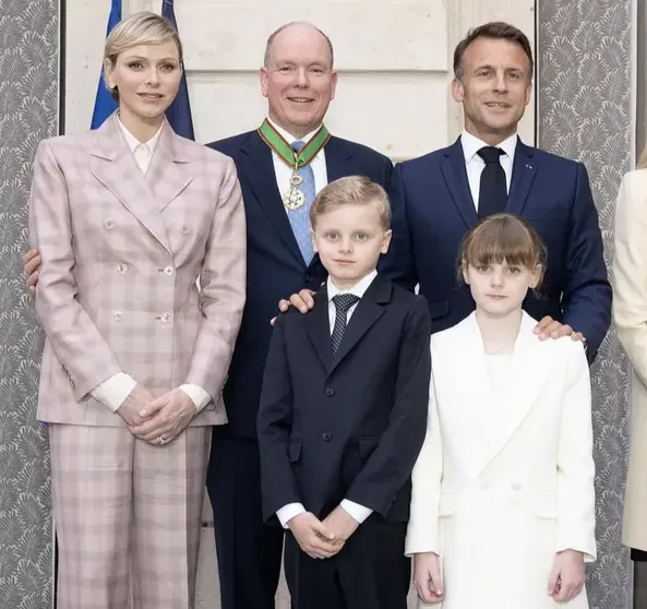 Княгиня Шарлен и князь Альбер II с детьми и Эмманюэль Макрон/Фото: Palaisprincierdemonaco/Instagram*
