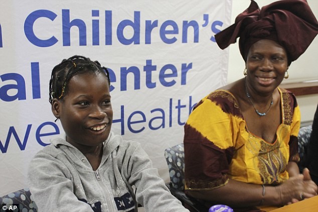 Джанет Сильва и ее мать Филомена улыбаются на пресс-конференции в детской больнице Cohen Children's Medical Center в Нью-Йорке врачи, операция, опухоль