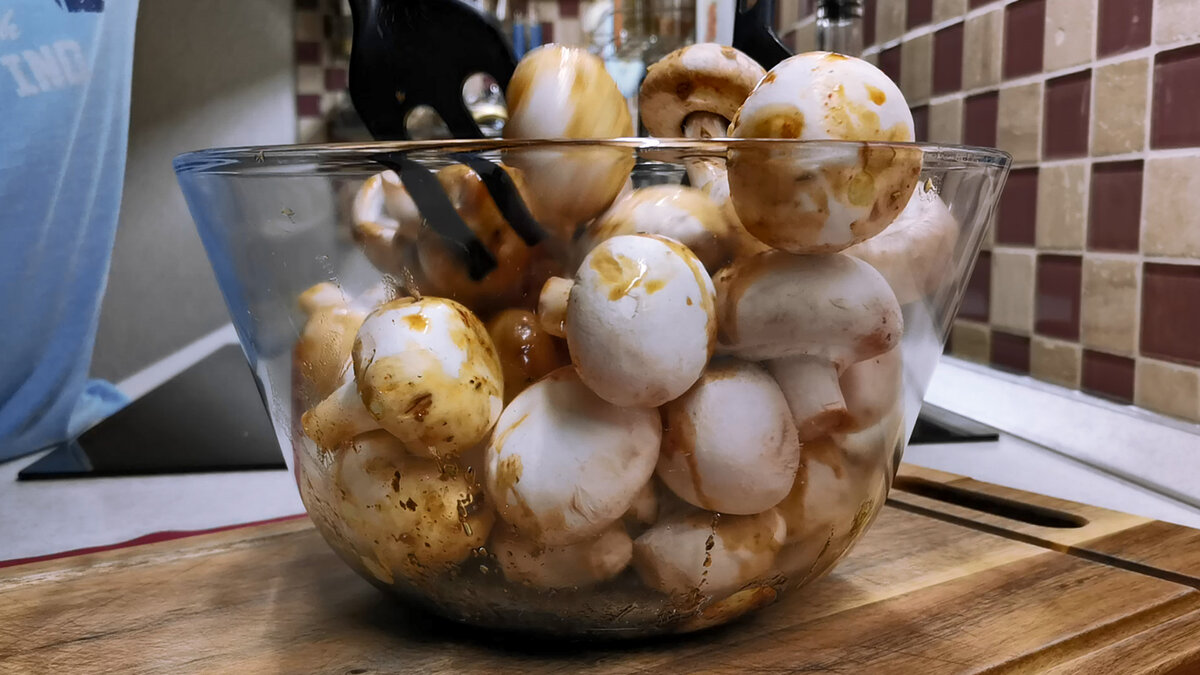 Готовим такую закуску из грибов к любому застолью и всегда идет с успехом. На Новый год тоже будет на нашем столе блюда из грибов,закуски