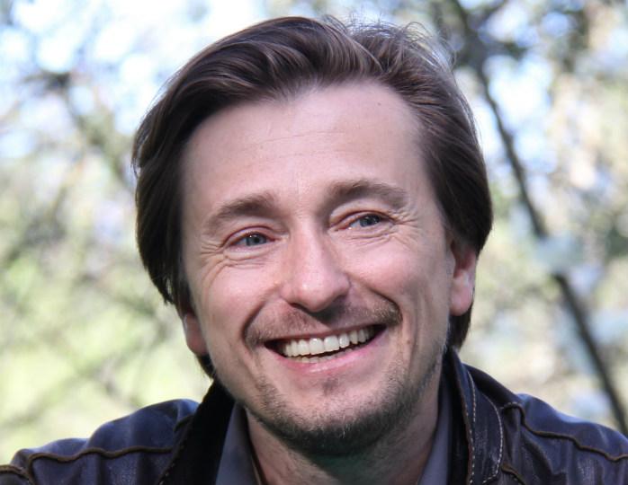 «Счастливые, глаза блестят»: Сергей Безруков опубликовал романтичное фото с женой-красавицей