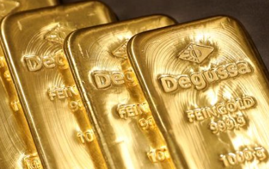 Gold bullions are displayed at Degussa shop in Singapore June 16, 2017. Picture taken June 16, 2017. REUTERS/Edgar Su