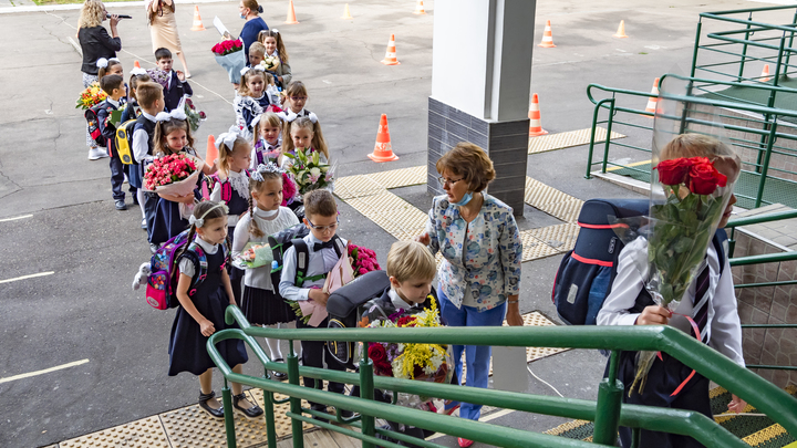 Русских детей не могут пристроить в школы. Политики вступились за мигрантов
