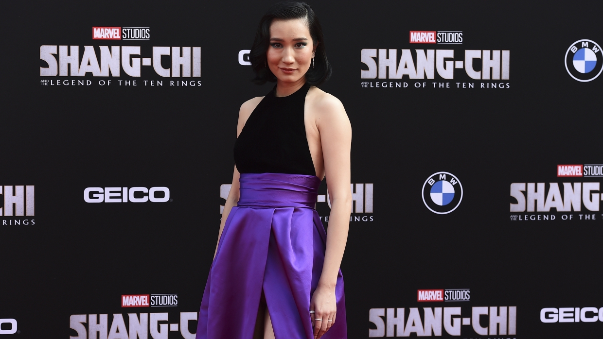 Молодая китайская актриса надела самый удивительный тренч в мире